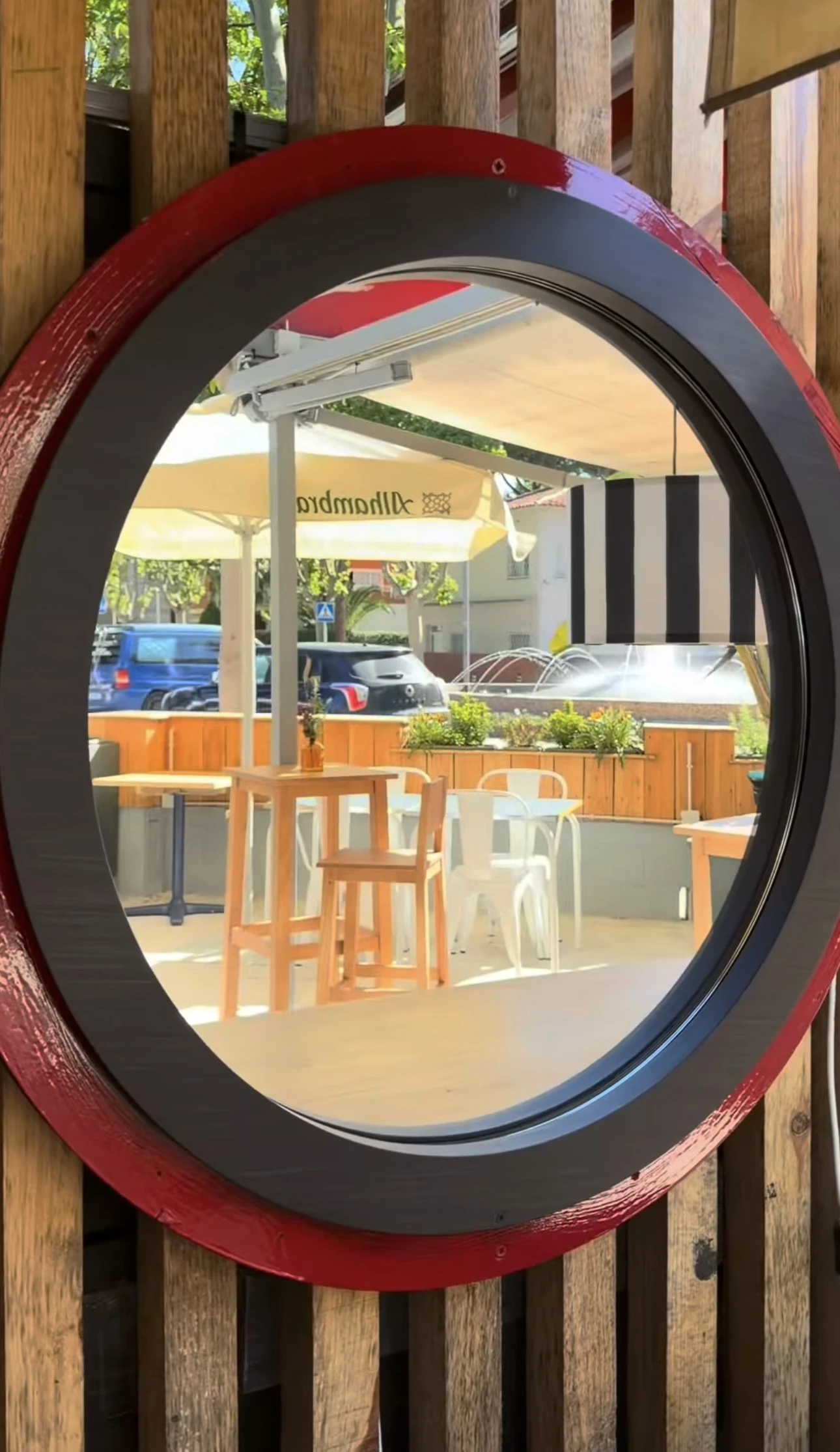 Espejo circular con vistas a la terraza
