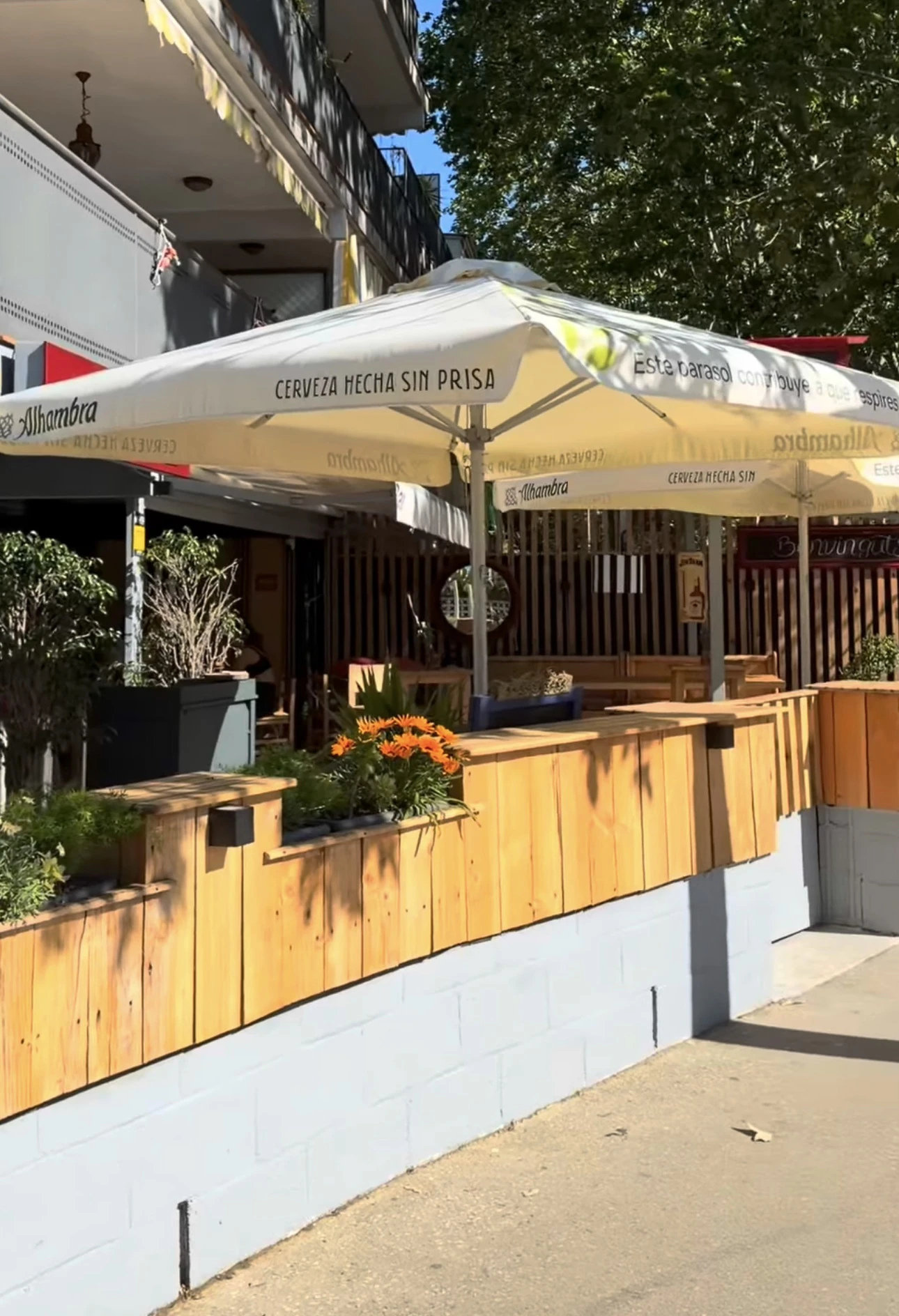 Exterior de Lagom con terraza