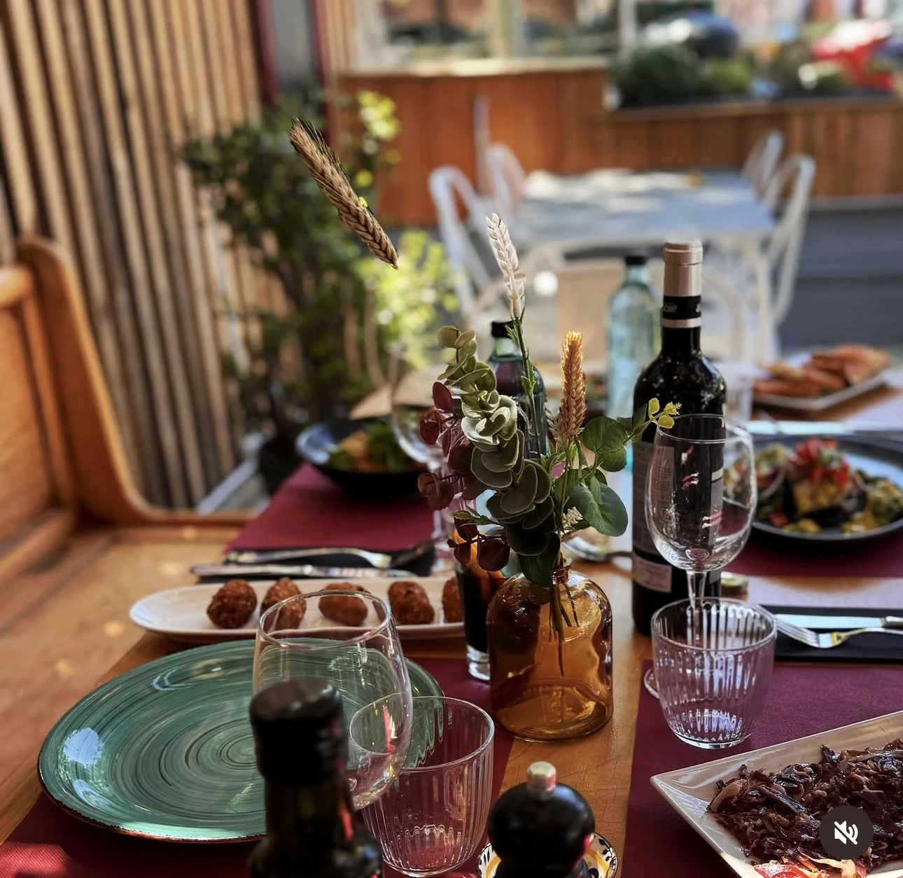 Mesa lista para la cena en Lagom